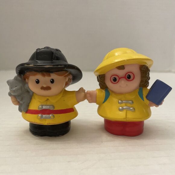 Fisher Price Little People Maggie in Raincoat and Fireman Saves Kitten - Picture 2 of 6
